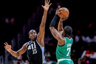 Capela (15) et les Hawks ont signé une improbable victoire face à Boston KEYSTONE/EPA/ERIK S. LESSER